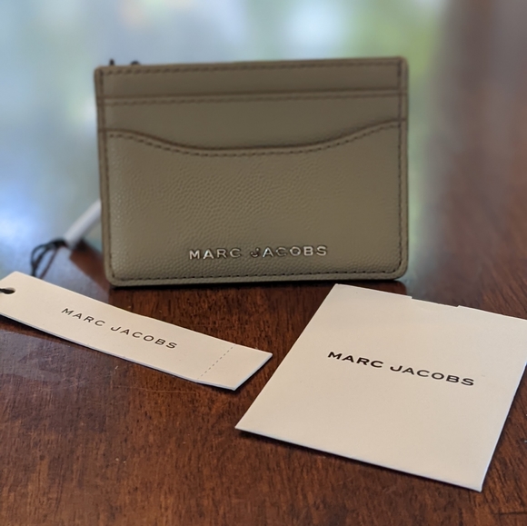 Marc Jacobs Handbags - MARC JACOBS CARD UNIFORM KHAKI WITH RAISED SILVER LOGO WALLET NWT 💖